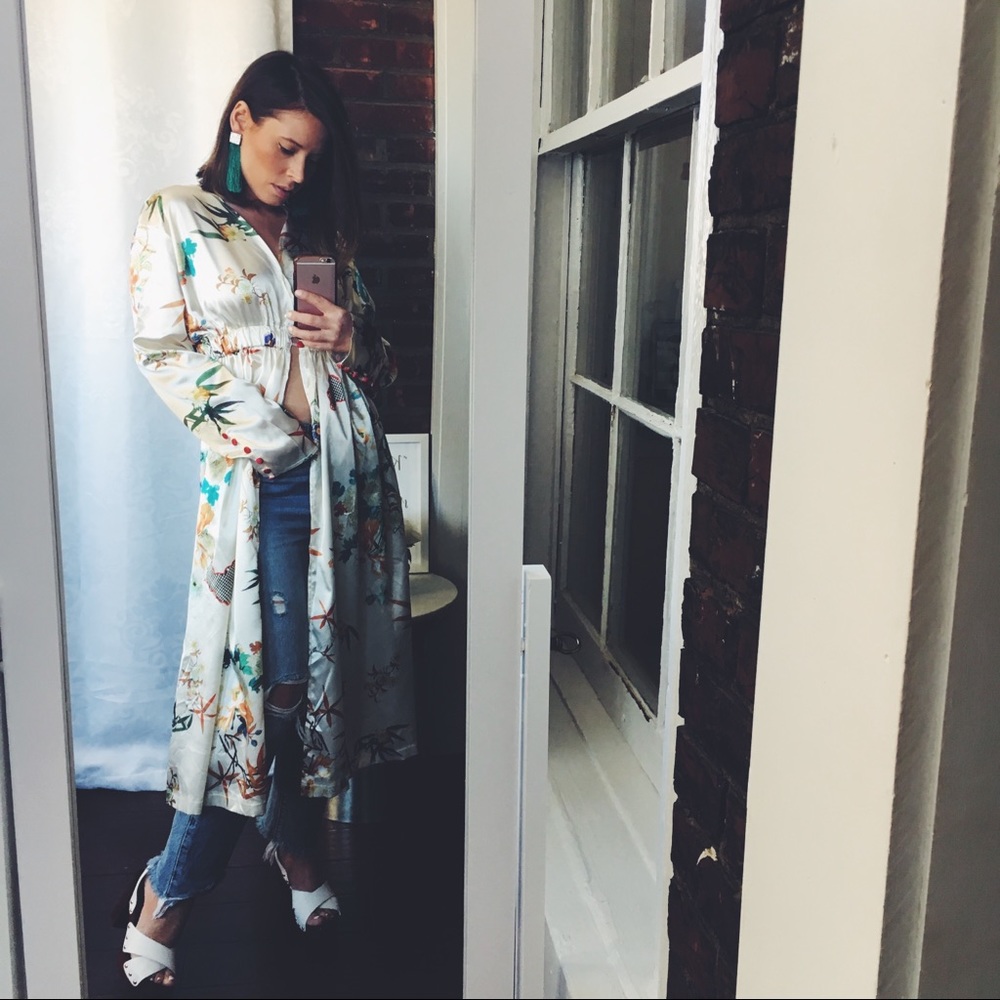 🆕Amber Floral Satin Kimono - Picture 3 of 6